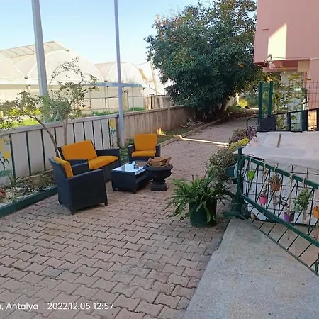 Havaalanina 7 Km Lara Plajlarina 3 Km Bahceli Ev Apartment