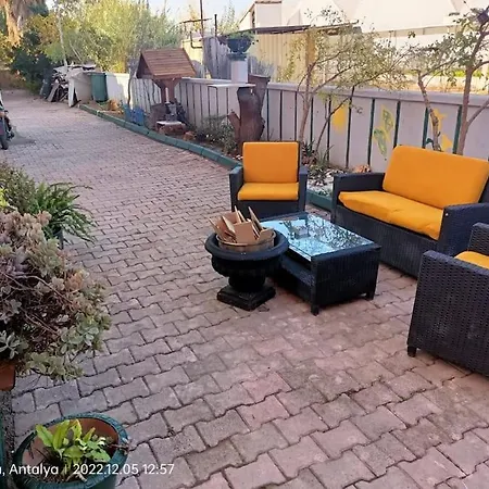 Havaalanina 7 Km Lara Plajlarina 3 Km Bahceli Ev Apartman Antalya