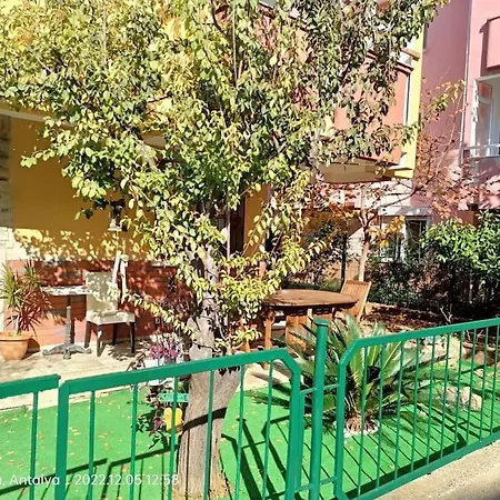 Havaalanina 7 Km Lara Plajlarina 3 Km Bahceli Ev Antalya
